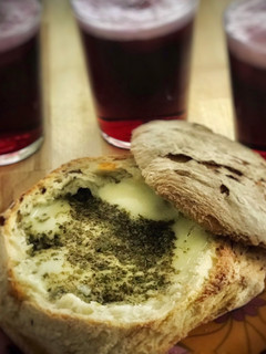 Una foto de Provolone en bollito con chorizos al Albariño