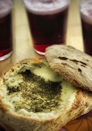 Una foto de Provolone en bollito con chorizos al Albariño