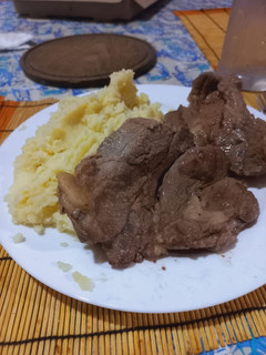 Una foto de Osobucos horneados con puré de papas