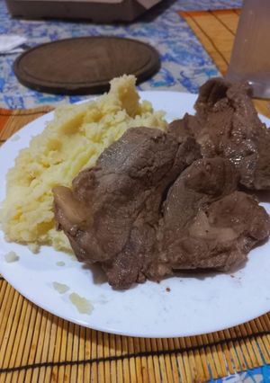 Una foto de Osobucos horneados con puré de papas