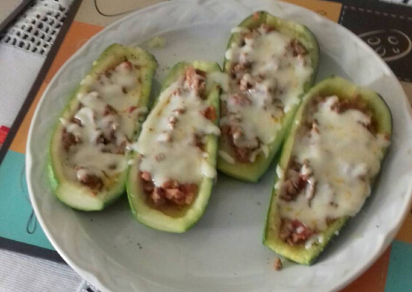 Calabacitas rellenas de carne, y mozzarella