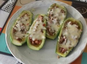 Una foto de Calabacitas rellenas de carne, y mozzarella