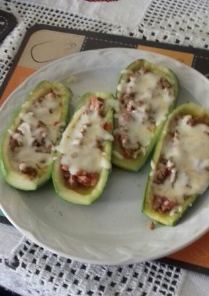 Una foto de Calabacitas rellenas de carne, y mozzarella