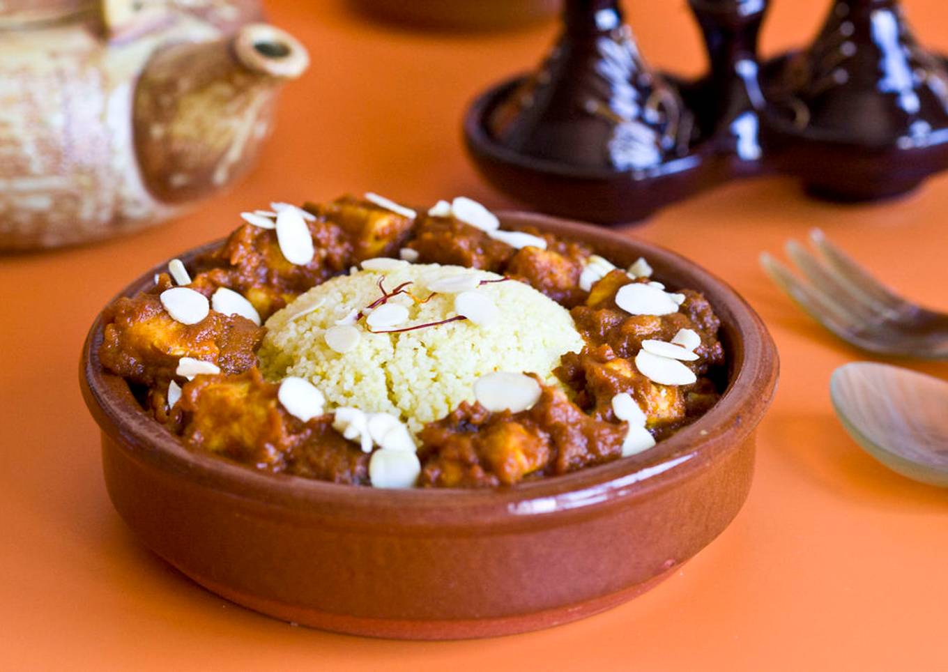 Cous cous con dados de pollo, tomate, pasas, miel, almendras y especias