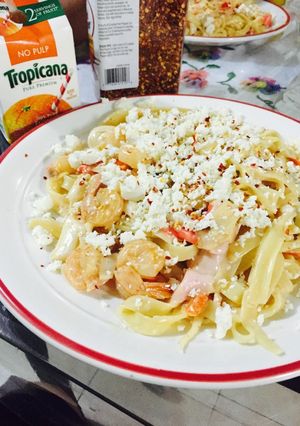 Una foto de Pasta blanca con camarones 