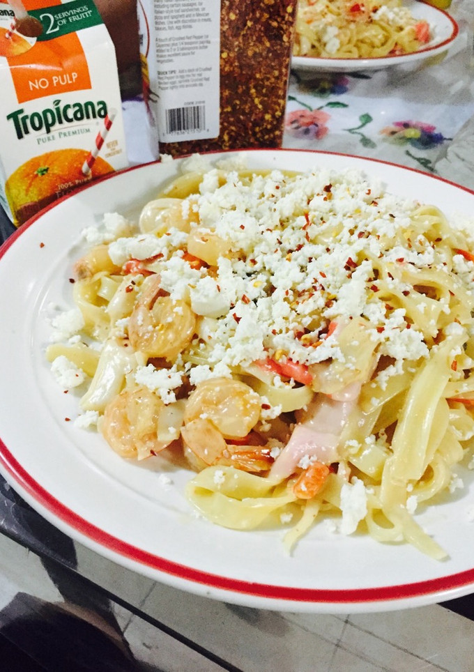 Una foto de Pasta blanca con camarones 