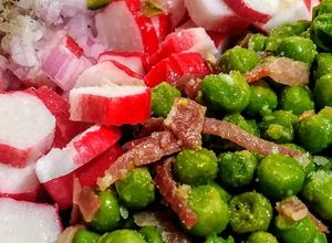Una foto de CEVICHE De Guisantes con Jamón Serrano🥩 y Palitos de Surimi...!