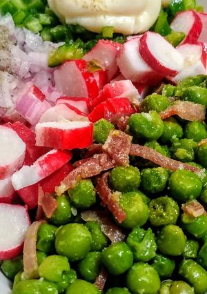 Una foto de CEVICHE De Guisantes con Jamón Serrano🥩 y Palitos de Surimi...!