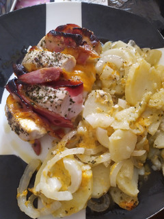 Una foto de Pollo con bacon y queso