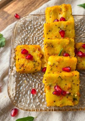स्टीम्ड सूजी वेजिस स्क्वायरस रेसिपी मुख्य फोटो