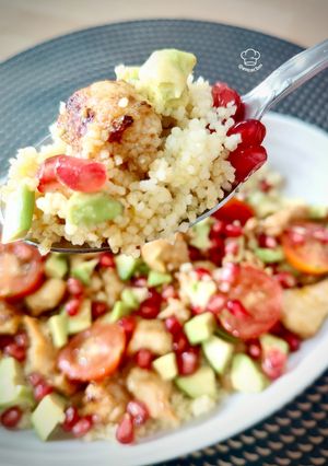 Una foto de Cous cous de pollo marinado con aguacate y granada