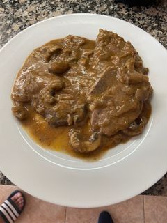 Una foto de Lomo en salsa con champiñones