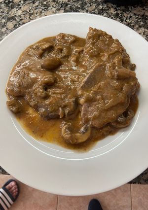 Una foto de Lomo en salsa con champiñones
