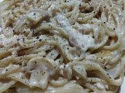 Una foto de spaghetti con crema y champiñon