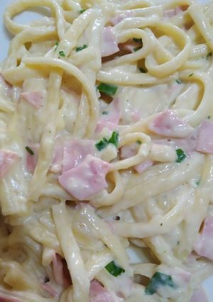 Una foto de Cuarentena 6 tallarines al Alfredo 👩‍🍳