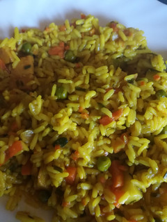 Una foto de Arroz al curry con pollo