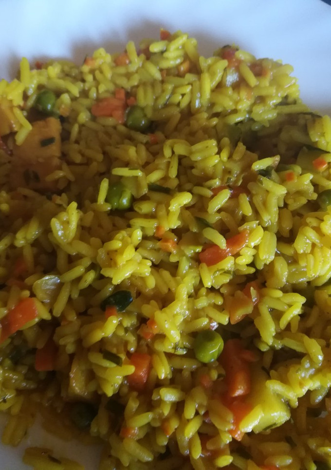 Una foto de Arroz al curry con pollo