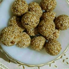 A picture of Til gur ke ladoo.