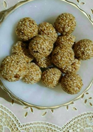 A picture of Til gur ke ladoo.