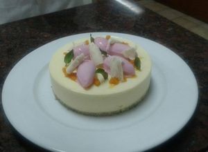 Una foto de Cake de té verde con mousse de mandarina
