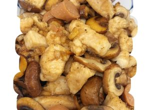 Hình của món Ức gà xào nấm.