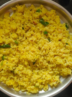 પોહા (Poha Recipe In Gujarati) રેસીપી મુખ્ય ફોટો
