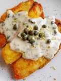 Tilapia rebozada en cúrcuma con salsa de alcaparras