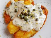 Una foto de filete de tilapia en salsa