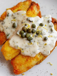 Una foto de Tilapia rebozada en cúrcuma con salsa de alcaparras