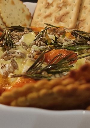 Φωτογραφία της συνταγής Ψητό camembert με βερίκοκα και ηλιόσπορους