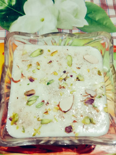 સ્વાદિષ્ટ ટેસ્ટી લચ્છેદાર રબડી (Rabdi Recipe in Gujarati) રેસીપી મુખ્ય ફોટો