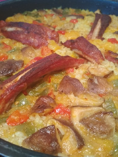 Una foto de Arroz al horno con costilla adobada y setas