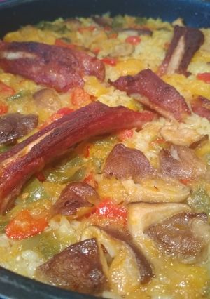 Una foto de Arroz al horno con costilla adobada y setas