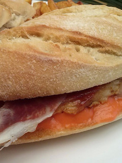 Una foto de Montadito de secreto ibérico con jamón