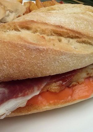 Una foto de Montadito de secreto ibérico con jamón