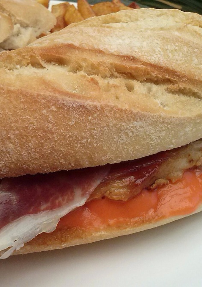 Una foto de Montadito de secreto ibérico con jamón
