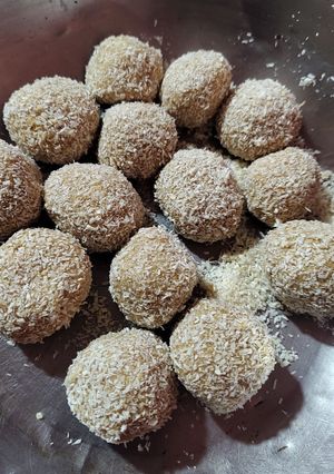 Una foto de Bombones de mantequilla de maní y coco rallado (sin gluten)