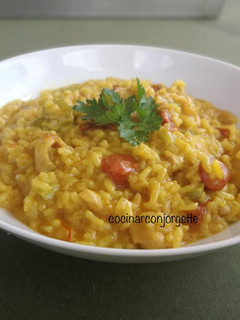 Una foto de Arroz con pollo y chistorra al azafrán