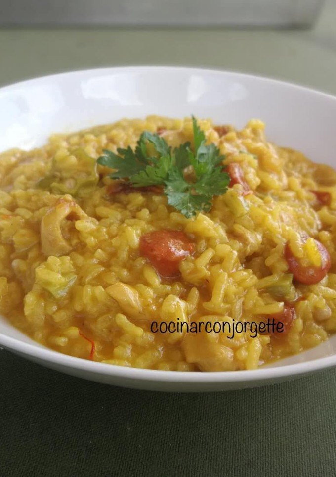 Una foto de Arroz con pollo y chistorra al azafrán