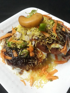 आलू टिक्की चाट (Aloo tikki chaat recipe in Hindi) रेसिपी मुख्य फोटो