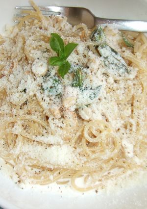 Foto principal de Spaghetti en crema de limón y albahaca fresca