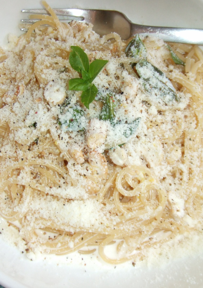 Una foto de Spaghetti en crema de limón y albahaca fresca
