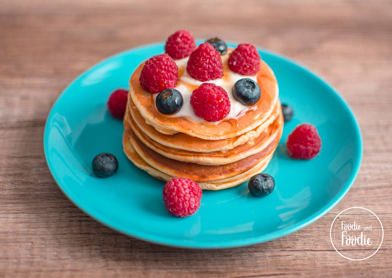 Tortitas con crema de queso y frutos del bosque