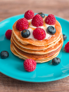 Una foto de Tortitas con crema de queso y frutos del bosque