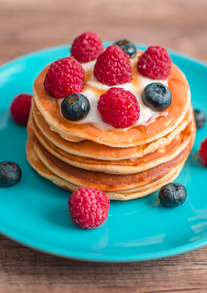 Una foto de Tortitas con crema de queso y frutos del bosque
