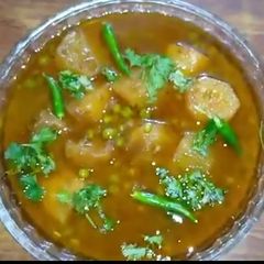 A picture of Aloo mattar ka salan.