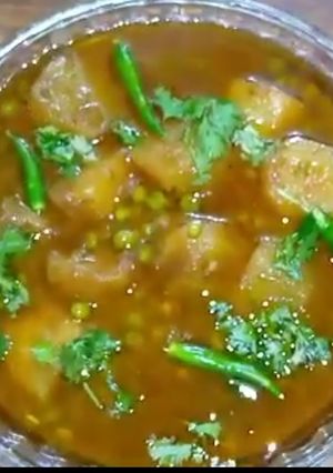 A picture of Aloo mattar ka salan.