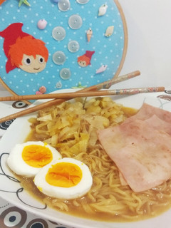 Una foto de Fideos con jamón de Ponyo en el acantilado