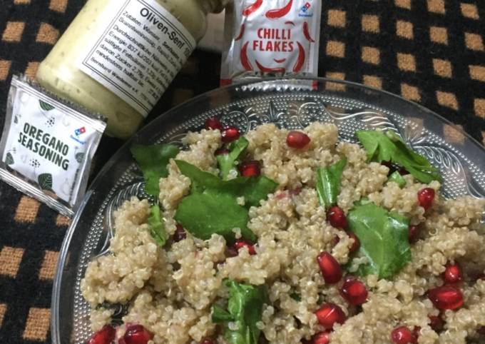 Quinoa, spinach and pomegranate salad with italian dressing