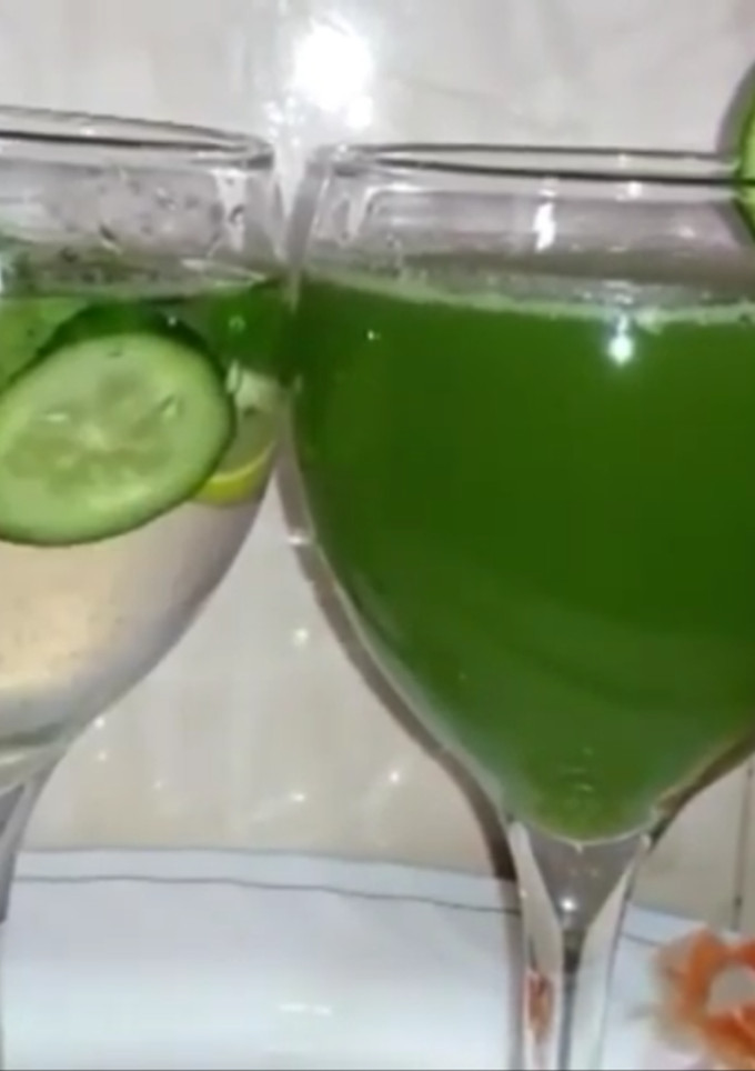 A picture of Cucumber juice and refreshing water.